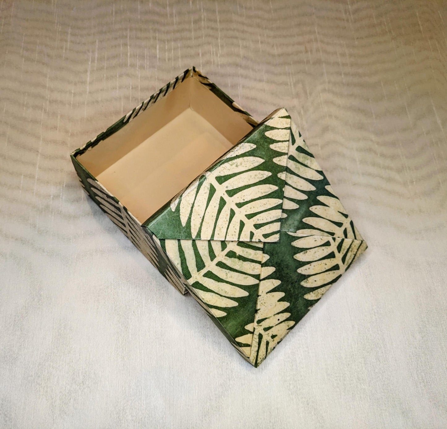 Handmade Green Fern Keepsake Gift Box: Elegant Wedding & Memory Storage