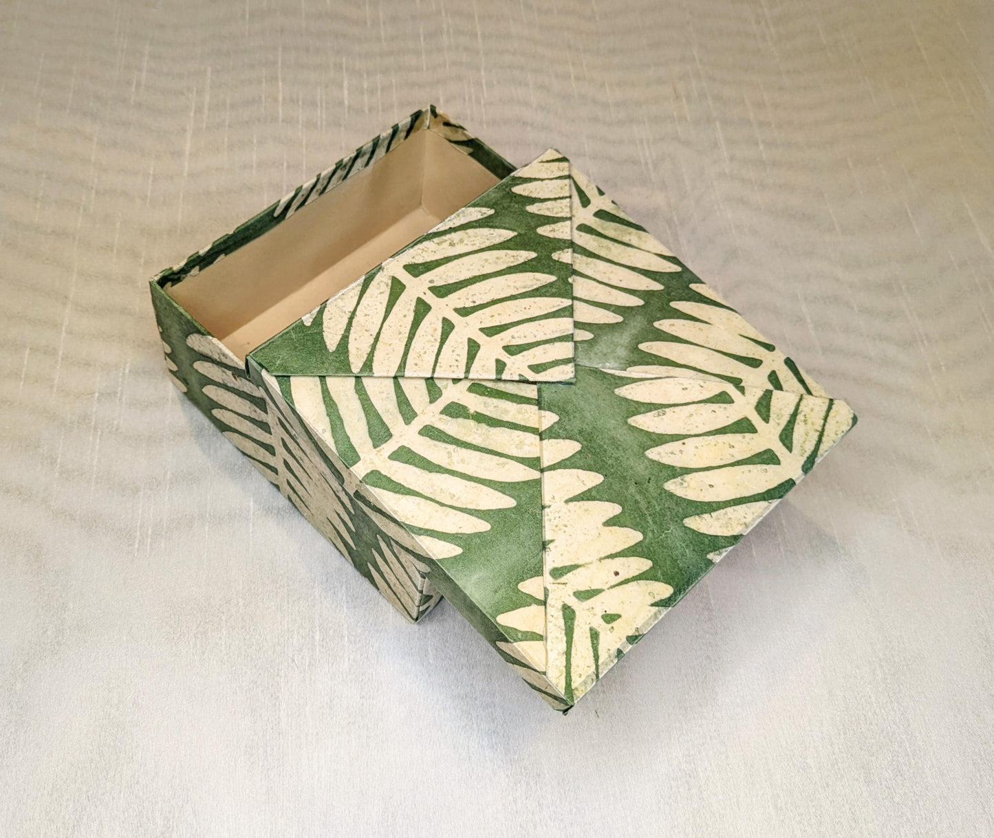 Handmade Green Fern Keepsake Gift Box: Elegant Wedding & Memory Storage