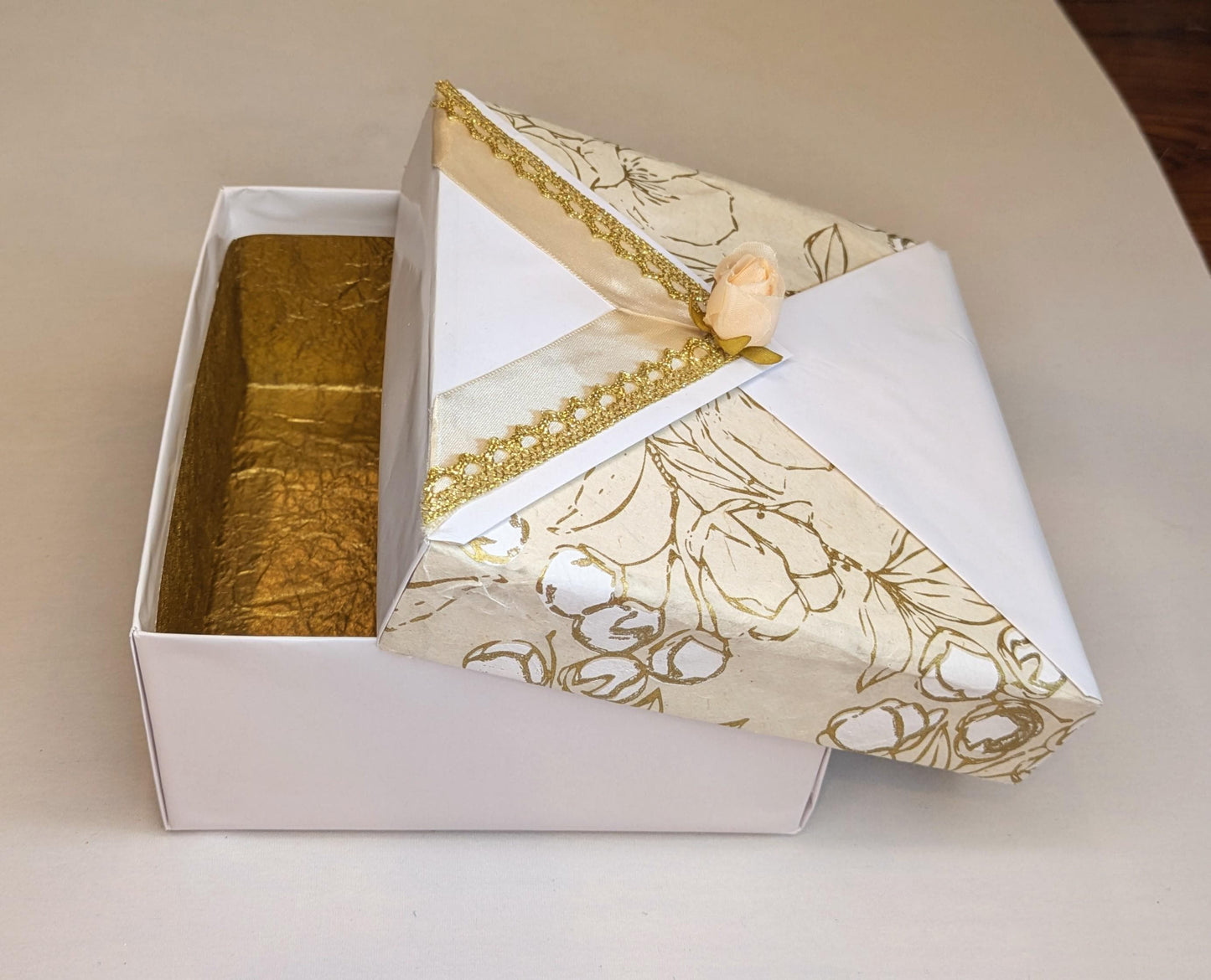Note&Gift: White Floral Bridal Keepsake Box