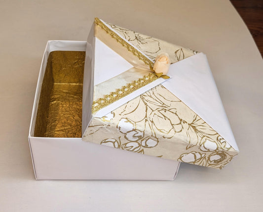 Note&Gift: White Floral Bridal Keepsake Box