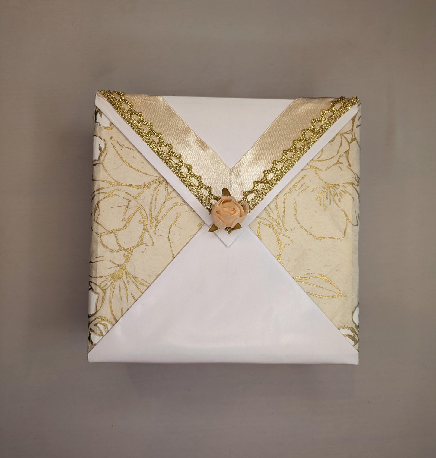 Note&Gift: White Floral Bridal Keepsake Box