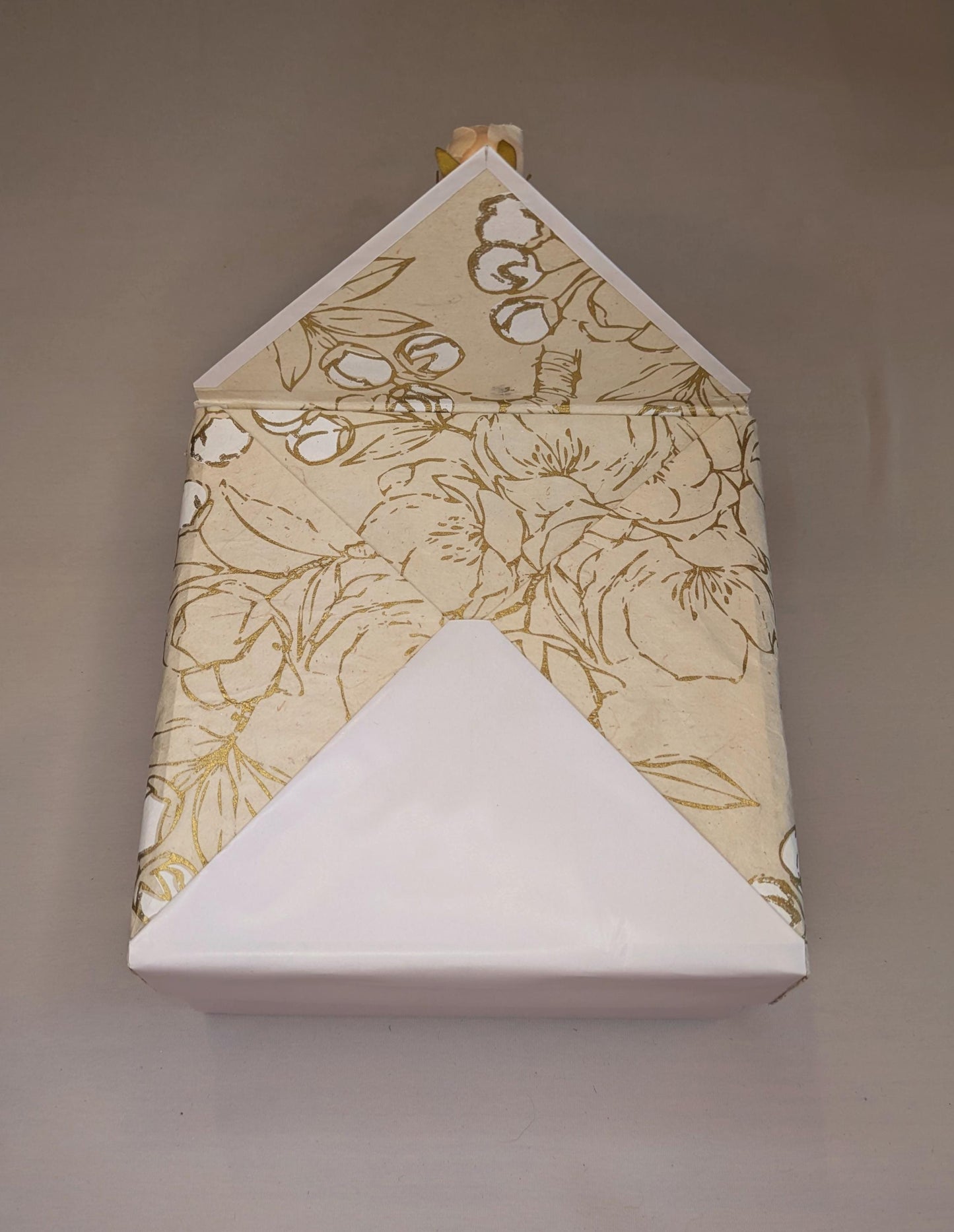 Note&Gift: White Floral Bridal Keepsake Box