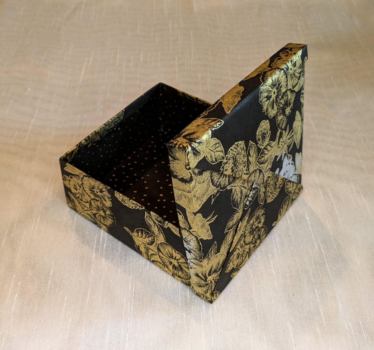 Note&Gift - Gold and Black Floral